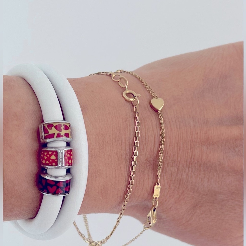 Double leather bracelet with 3 charms.